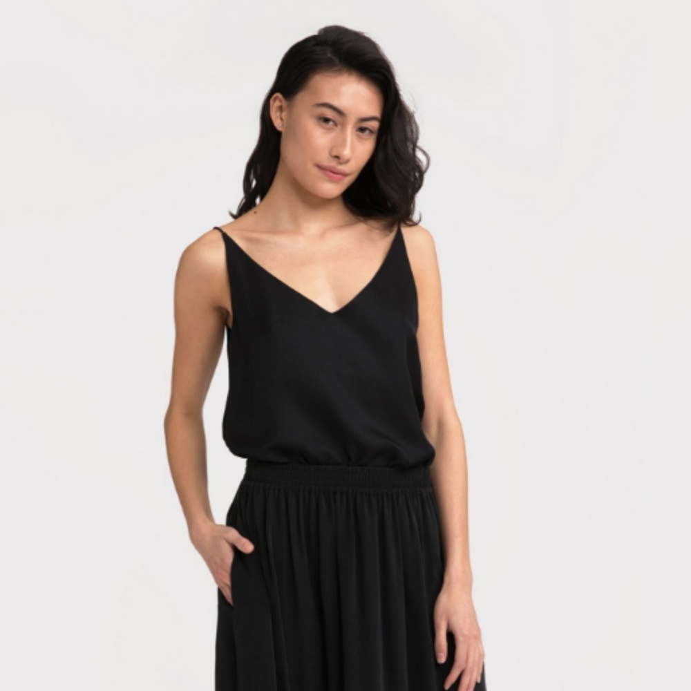 Grana silk v-neck camisole in navy blue